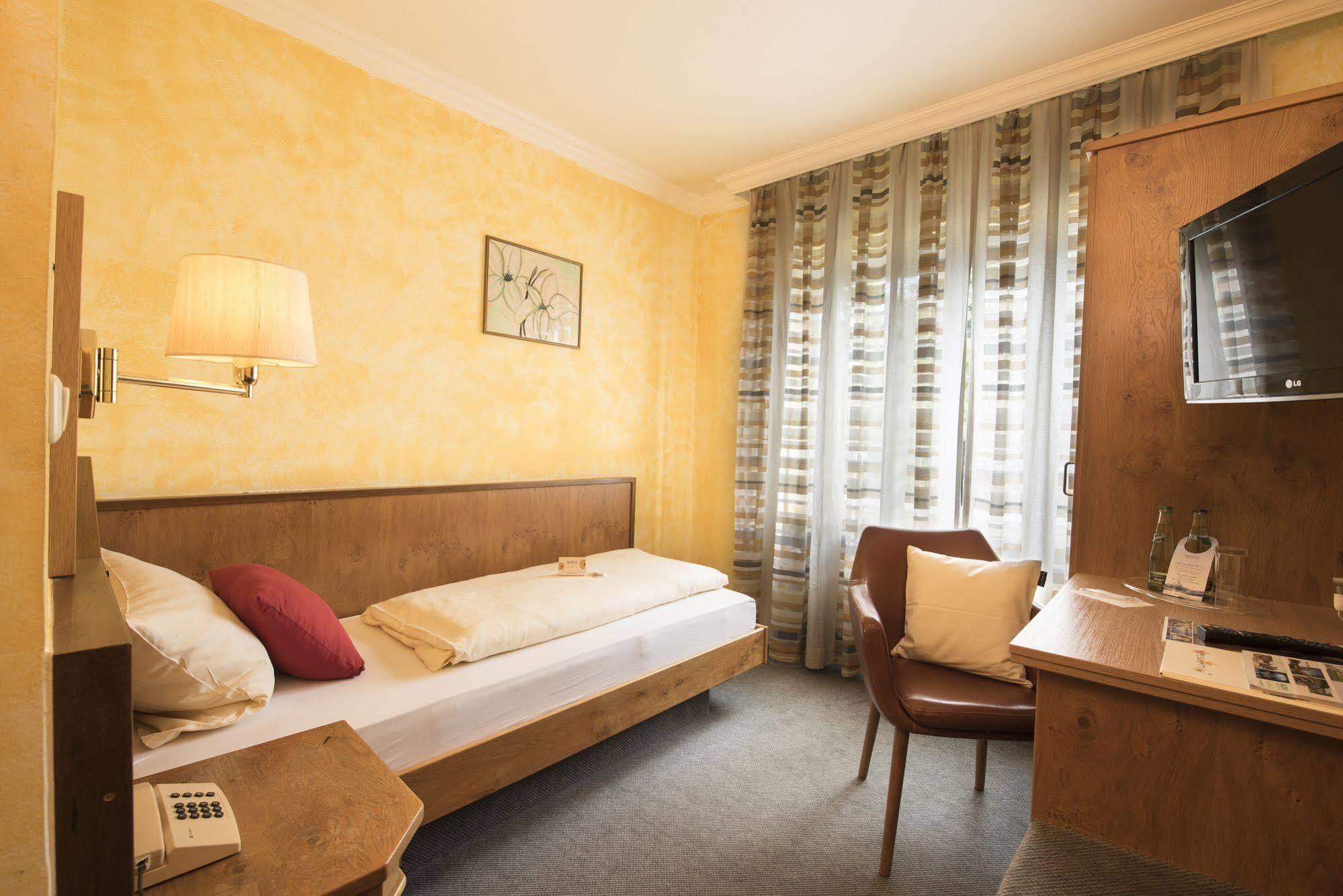 Akzent Hotel Krone Хельмштадт Экстерьер фото