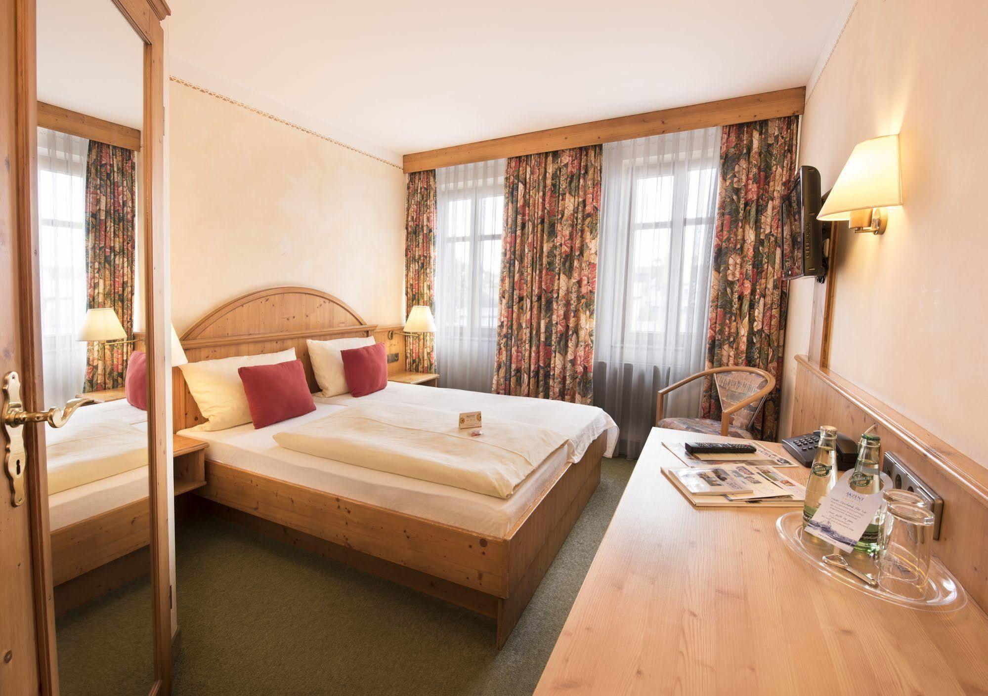 Akzent Hotel Krone Хельмштадт Экстерьер фото